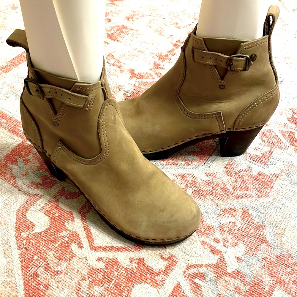nO. 6 Suede Clogs